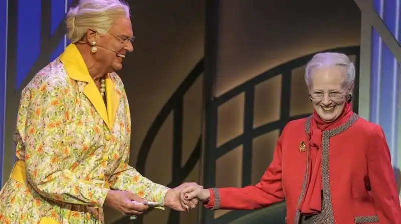 Margarita de Dinamarca sorprende a su imitador, Ulf Pilgaard, durante el último show de su carrera.