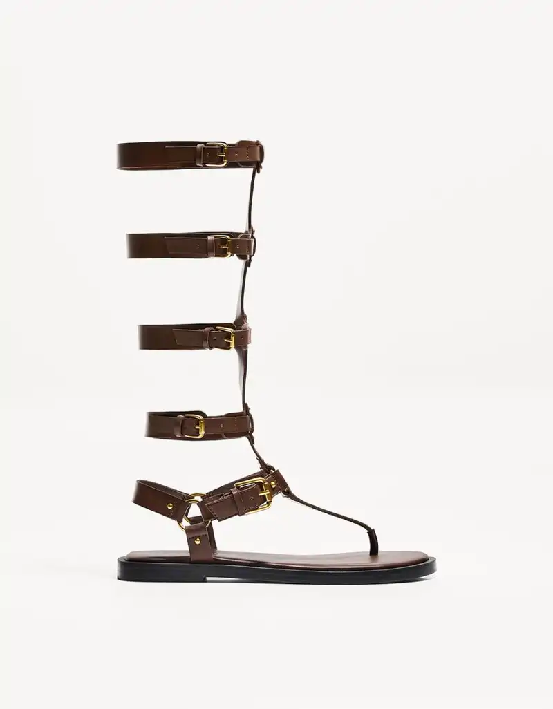 Sandalia plana caña alta de Bershka 45,99 euros