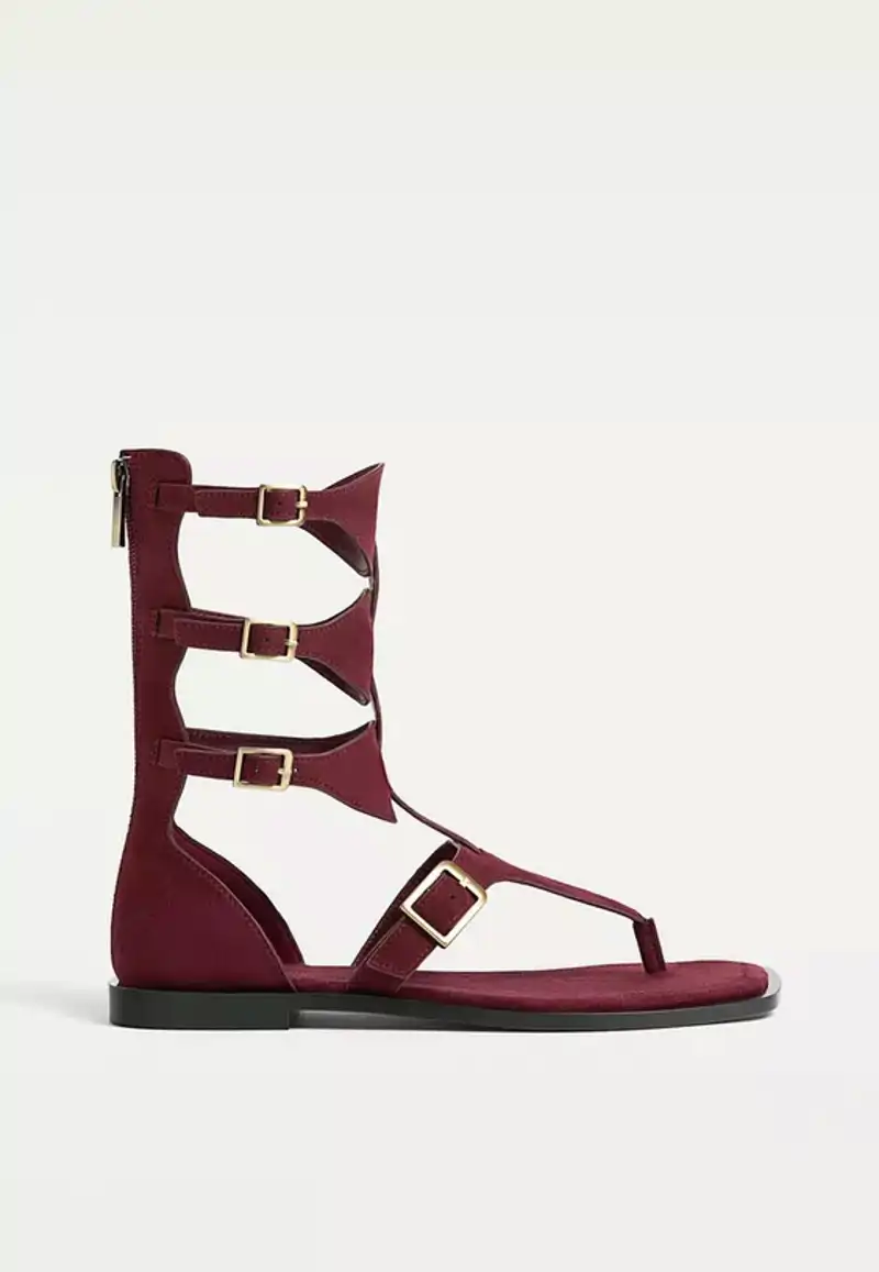 Sandalias Romanas Hebillas de Stradivarius 39,99 euros 