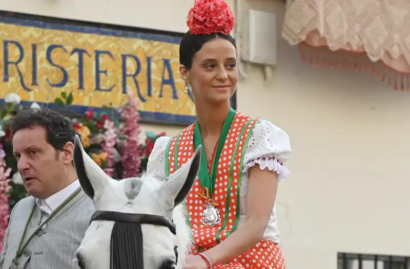 Victoria Federica arrasa en el camino de El Rocío con el traje retro que también llevó su madre en los años 80