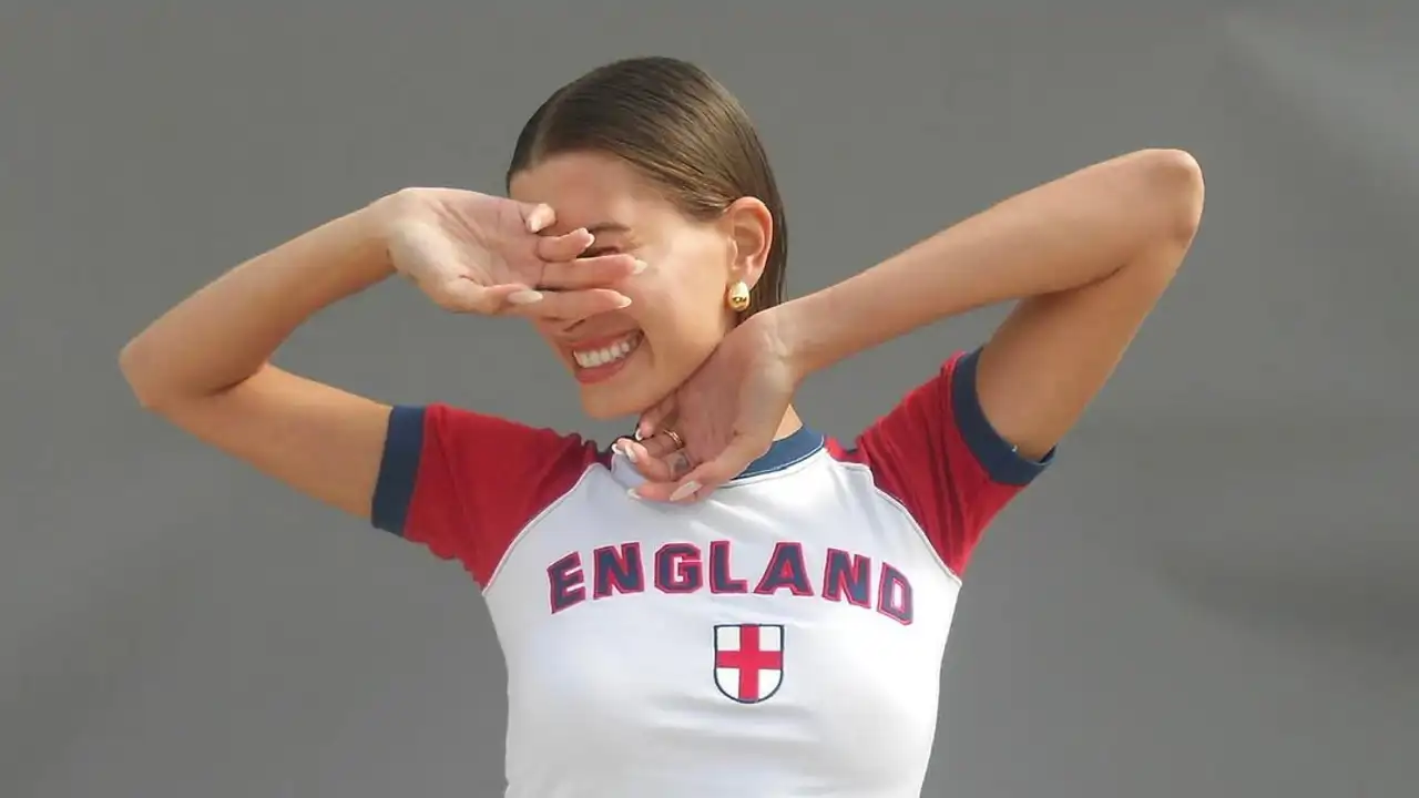 Adiós, básicas: las 5 camisetas más divertidas, 'ponibles' y todoterreno que llevar con vaqueros para triunfar en verano