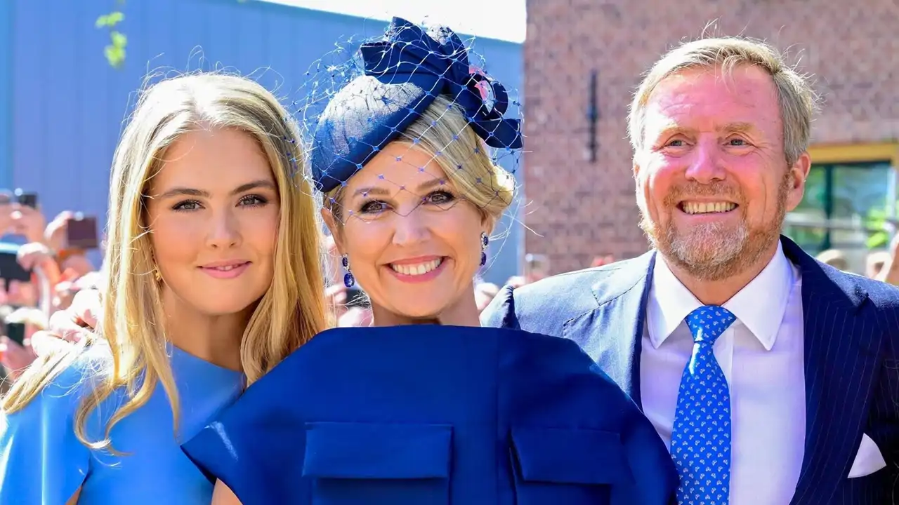 Amalia de Holanda con sus padres, los reyes