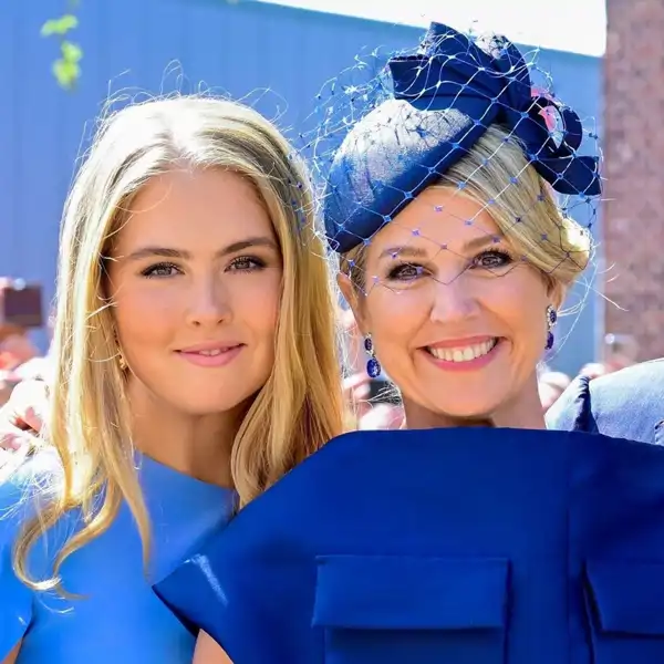 Amalia de Holanda con sus padres, los reyes