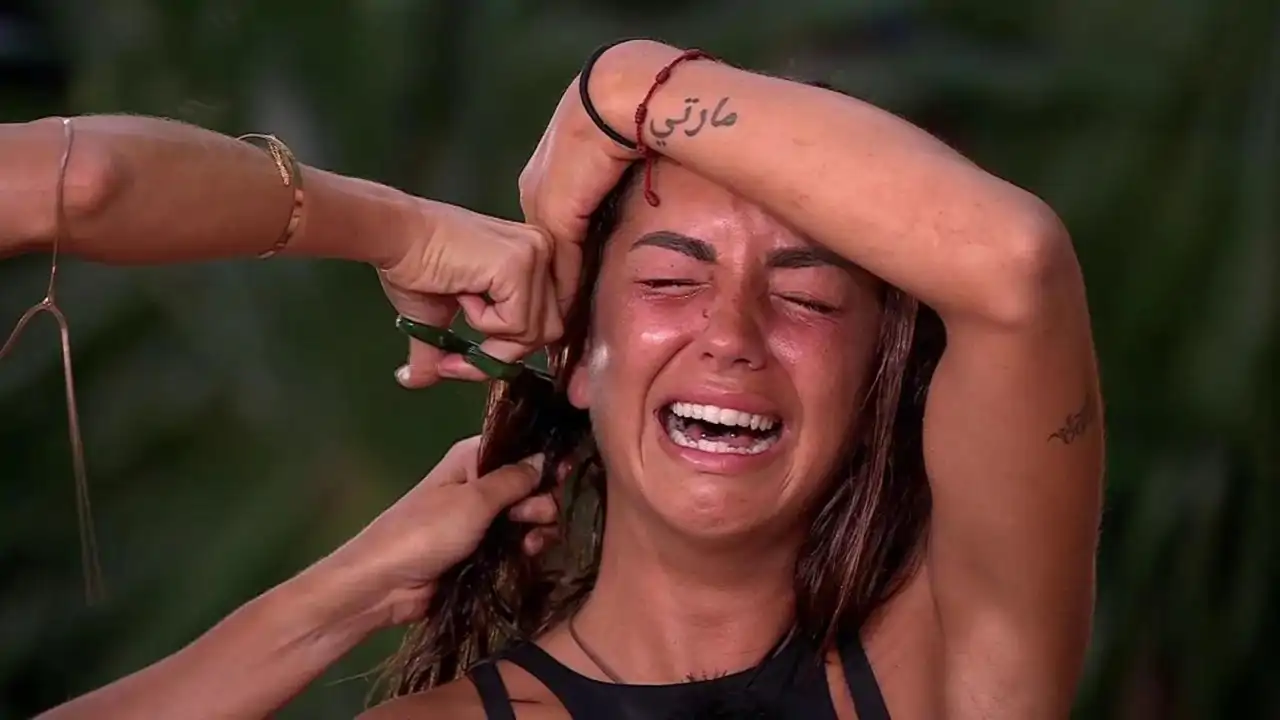 Anita Williams enloquece en 'Supervivientes 2025' al cortarse más de 20 centímetros de pelo a cambio de una recompensa: "Madre mía, estoy loca"