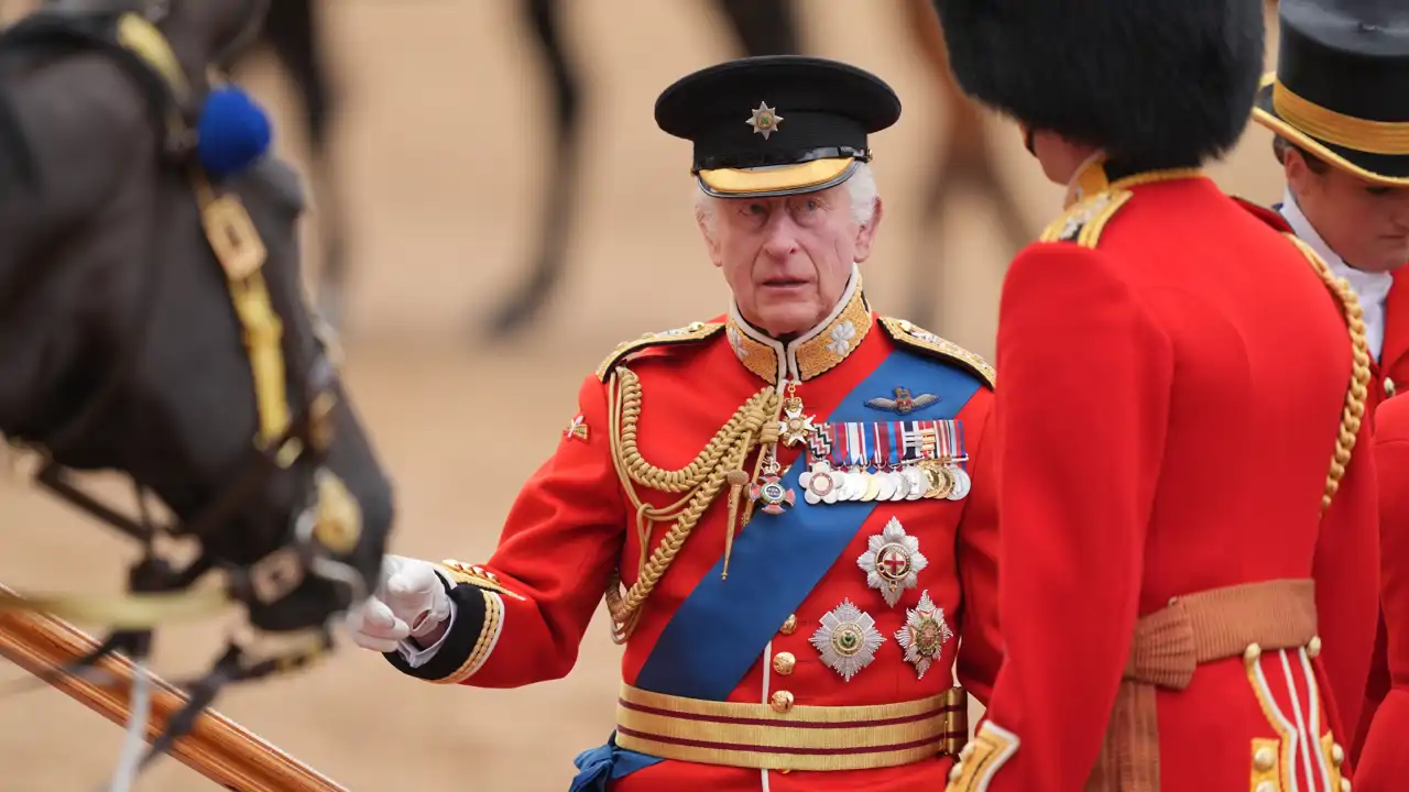 Carlos III en Trooping the Colour