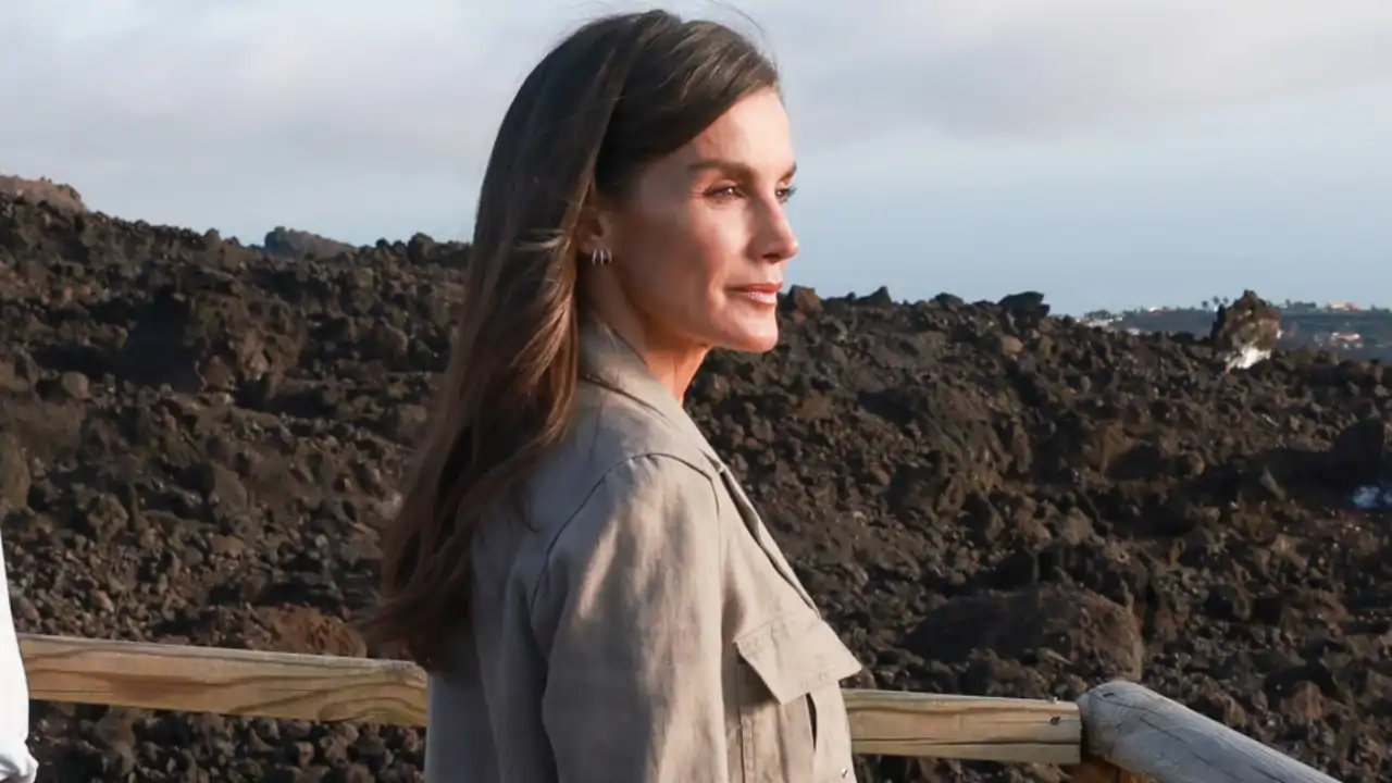 Está triunfando en Zara la sahariana favorita de la Reina Letizia: fresquita, versátil y elegante