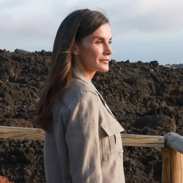 Está triunfando en Zara la sahariana favorita de la Reina Letizia: fresquita, versátil y elegante