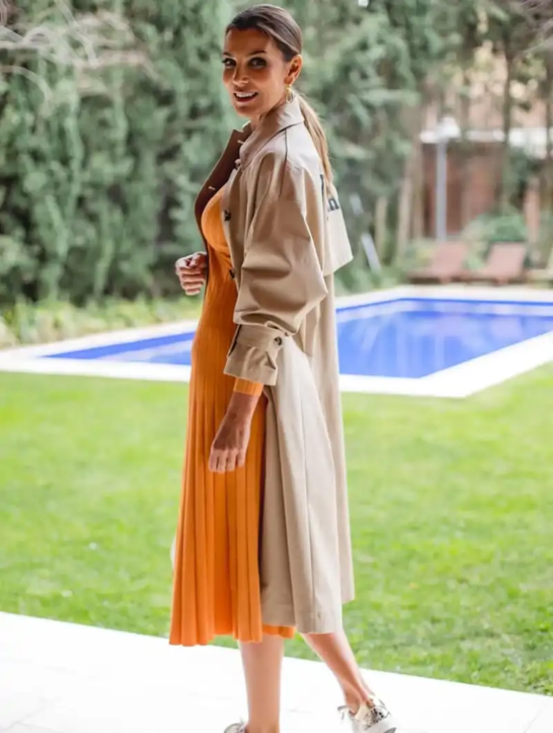 Mar Flores posa en el jardín de su casa