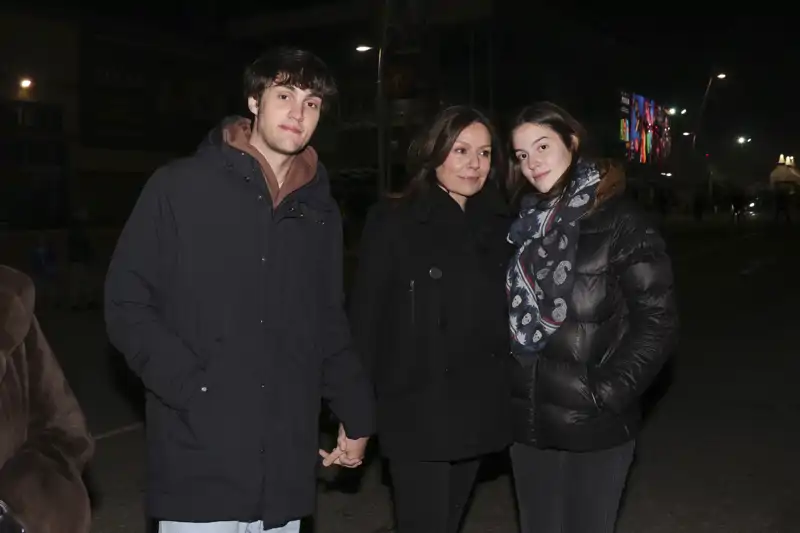 Nuria González junto a sus dos hijos