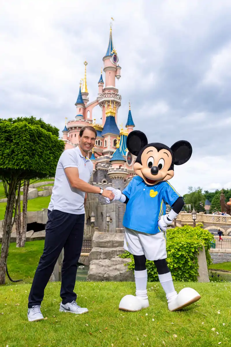 Rafa Nadal junto a Mickey Mouse en Disneyland Paris