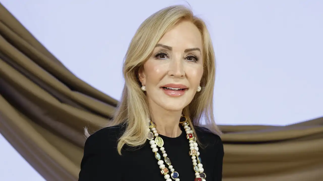  Entramos en el exclusivo salón de Carmen Lomana en Madrid: lámparas de araña y presencia palaciega