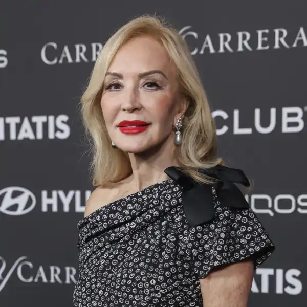 Rosi Fernández, peluquera, sobre la melena rubia de Carmen Lomana: “Es un rubio que no apaga la piel ni la endurece, al contrario, realza su luminosidad y la suaviza”