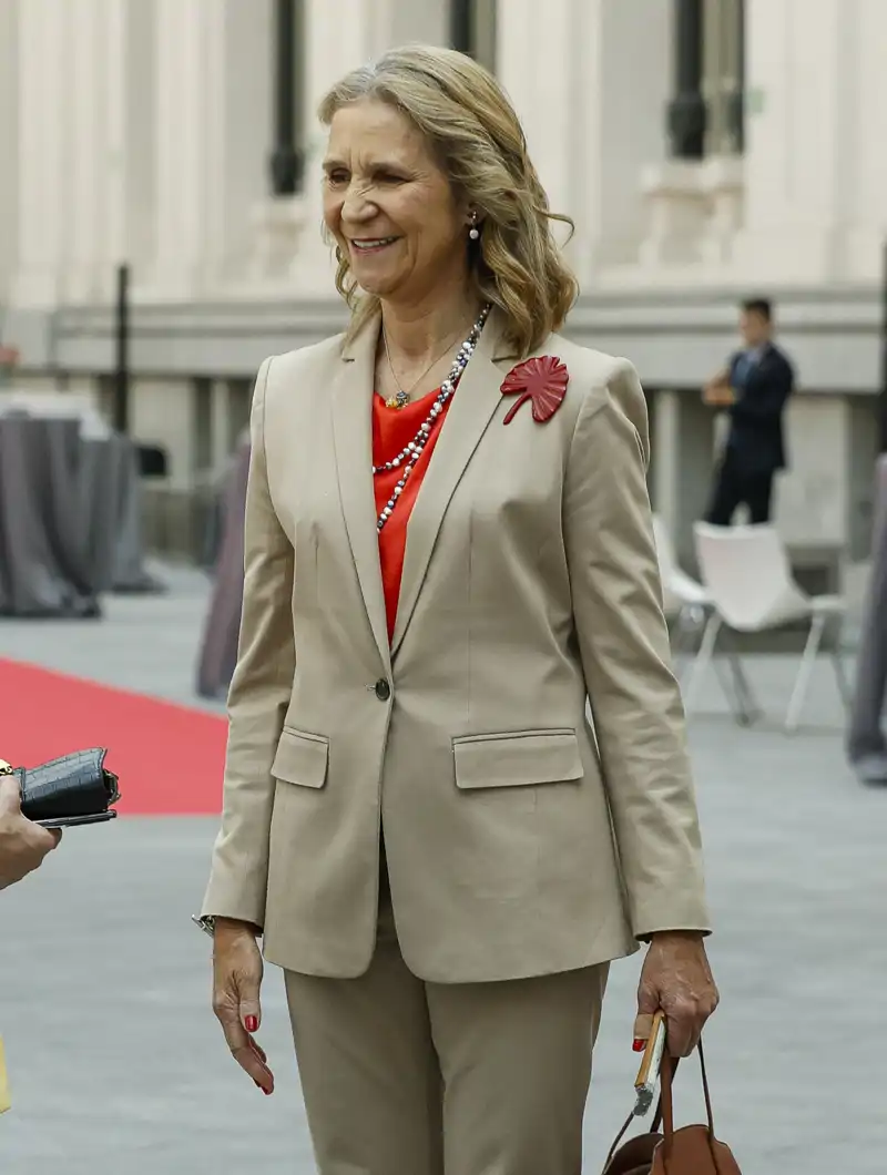 La Infanta Elena, con manicura roja. 