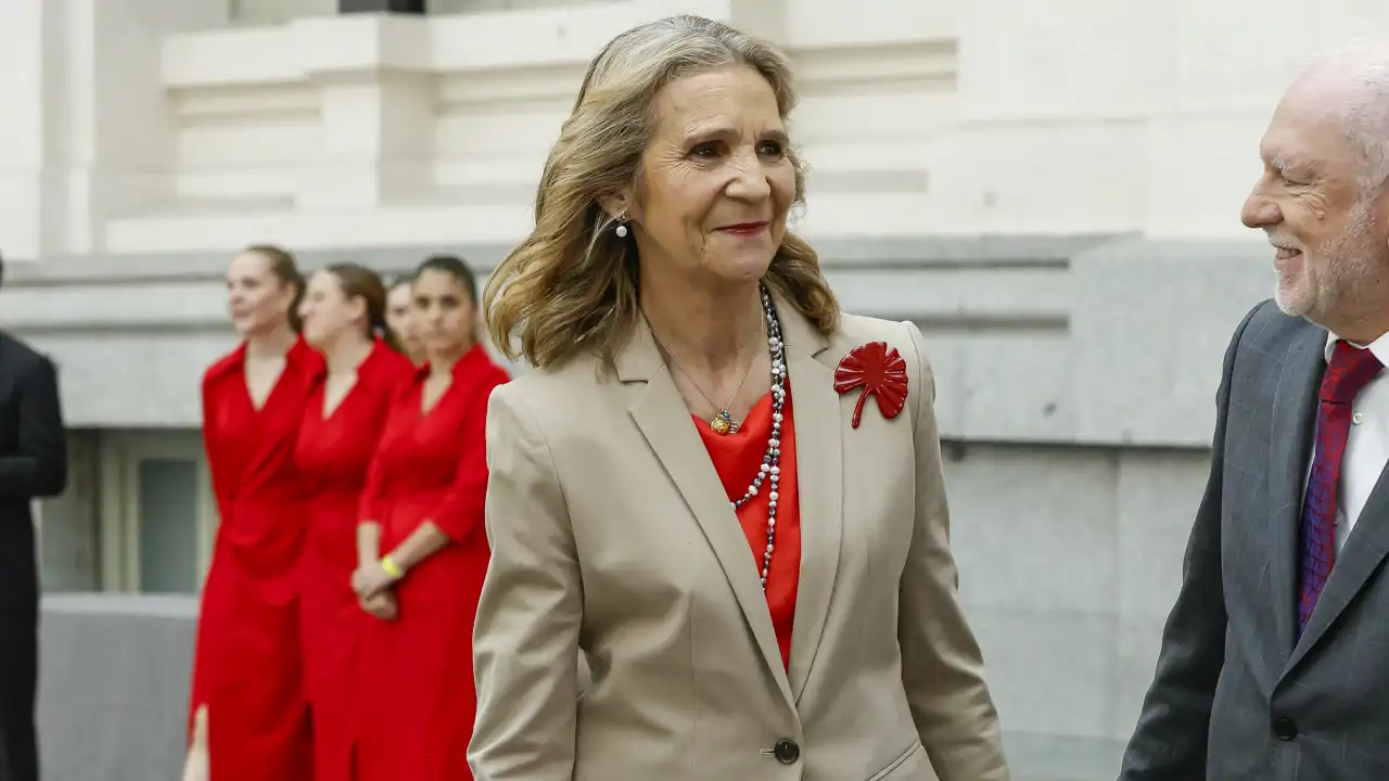 La infanta Elena se atreve con la manicura no apta para royals: en tono vibrante y que nunca pasa de moda
