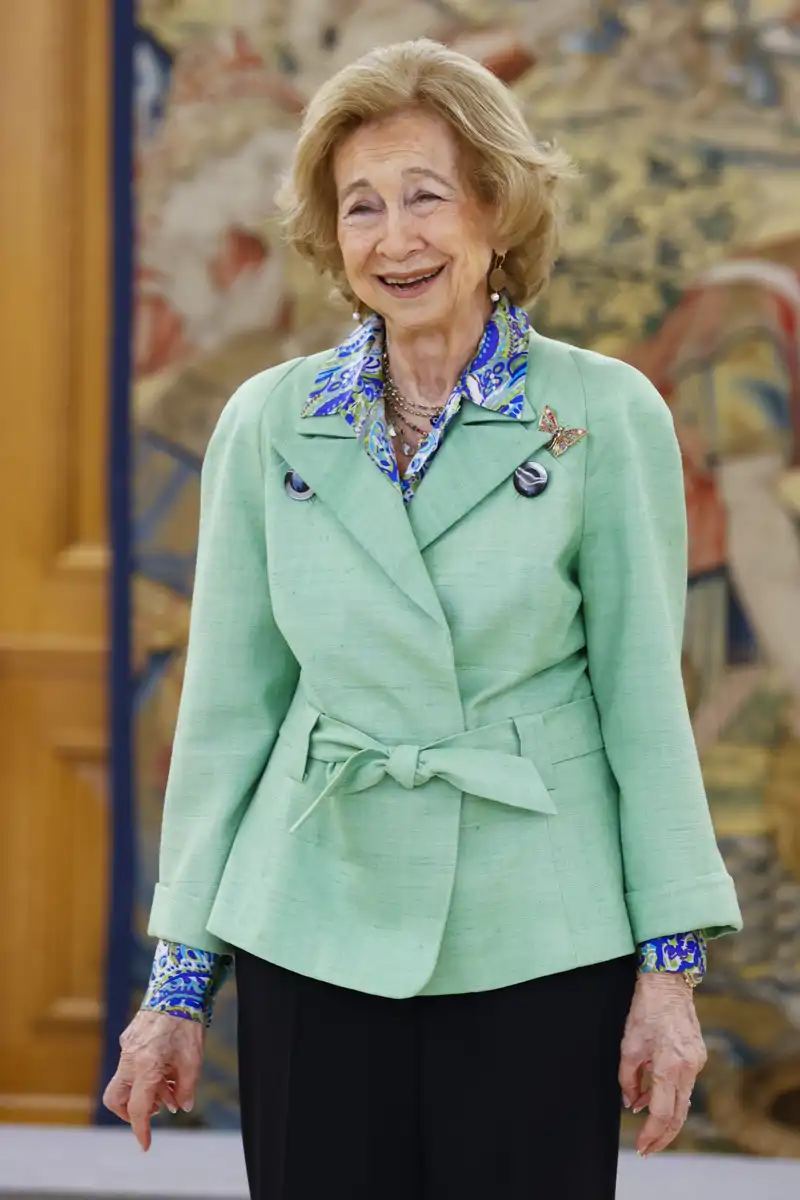La Reina Emérita en un gesto de complicidad con la prensa en un acto en Palacio el pasado mes de mayo.