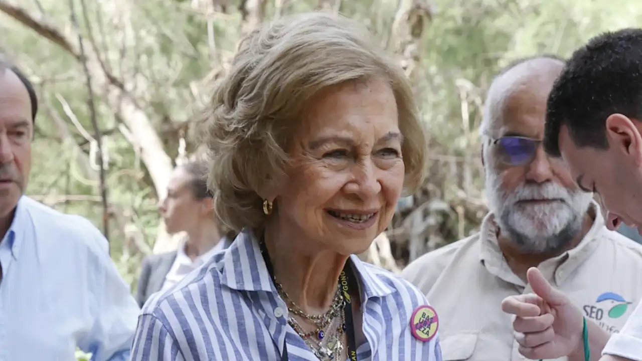 La Reina Sofía sonriente y relajada en un acto de corte ecologista. 