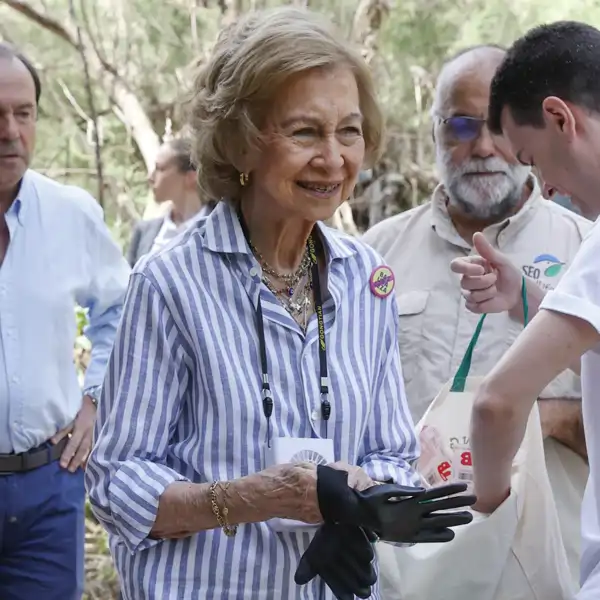 La Reina Sofía sonriente y relajada en un acto de corte ecologista. 