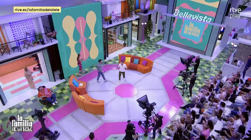 Los colaboradores antes de finalizar la emisión de hoy