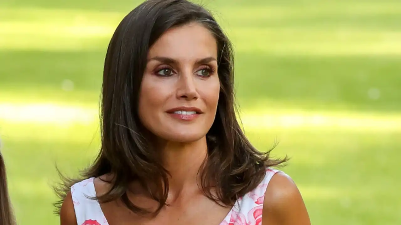 Hay un vestido en Zara que la Reina Letizia podría estrenar en cualquier momento (y tú también lo necesitas este verano)