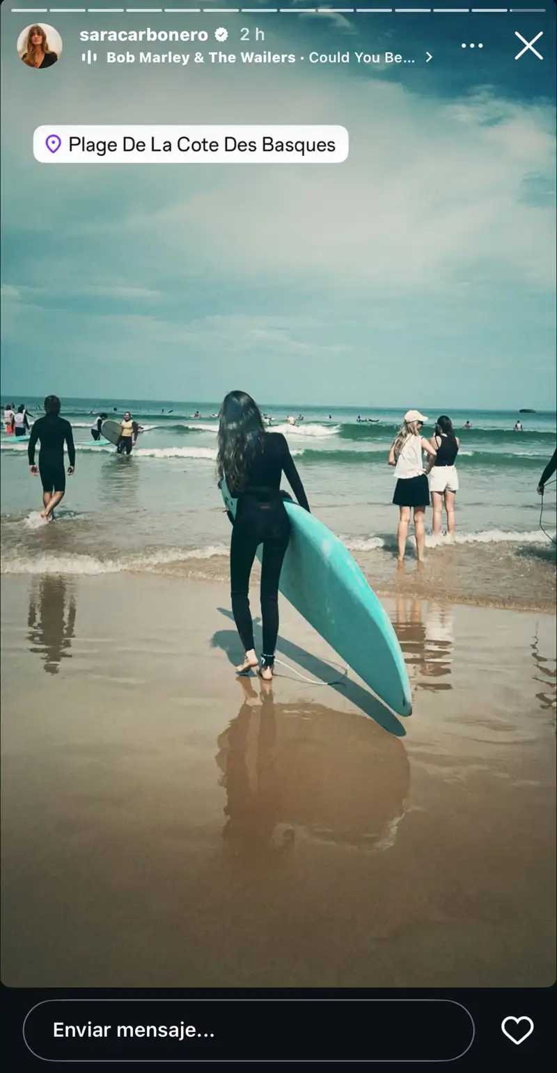 Sara Carbonero haciendo surf