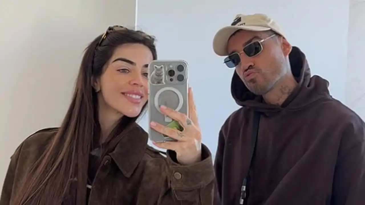 Violeta Mangriñán y Fabio Colloricchio posan para una foto de redes