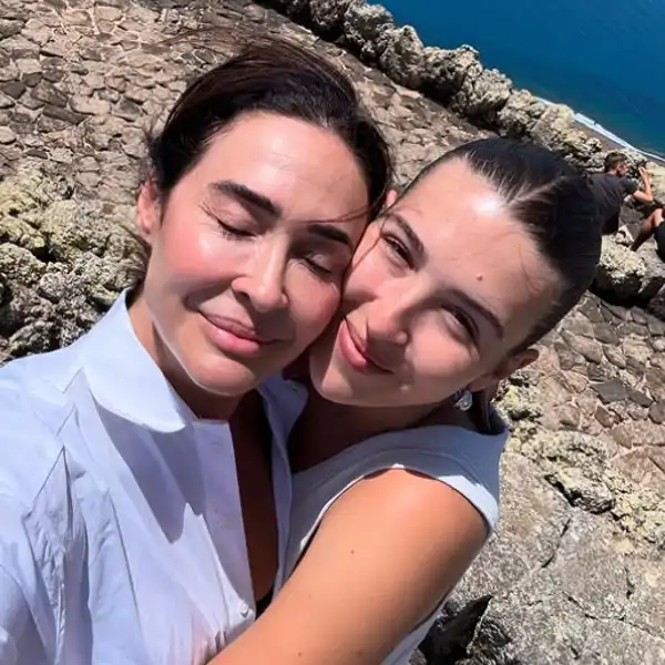 Alba Díaz junto a su madre, Vicky Martín Berrocal