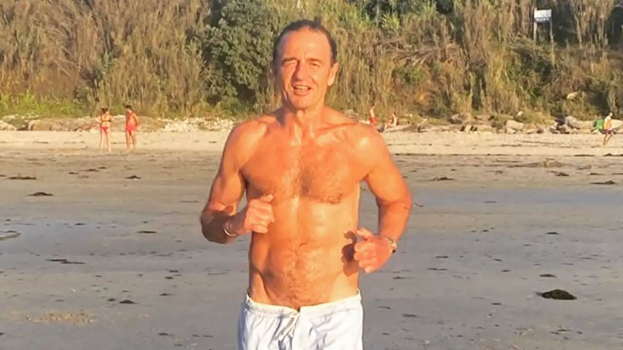 Alessandro Lequio en la playa durante sus vacaciones de verano