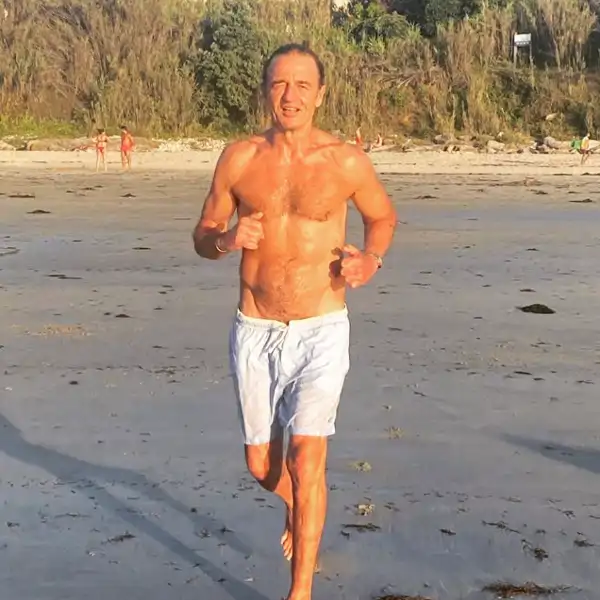 Descubrimos la Playa de Prado, el refugio de Alessandro Lequio en Galicia que disfruta en familia