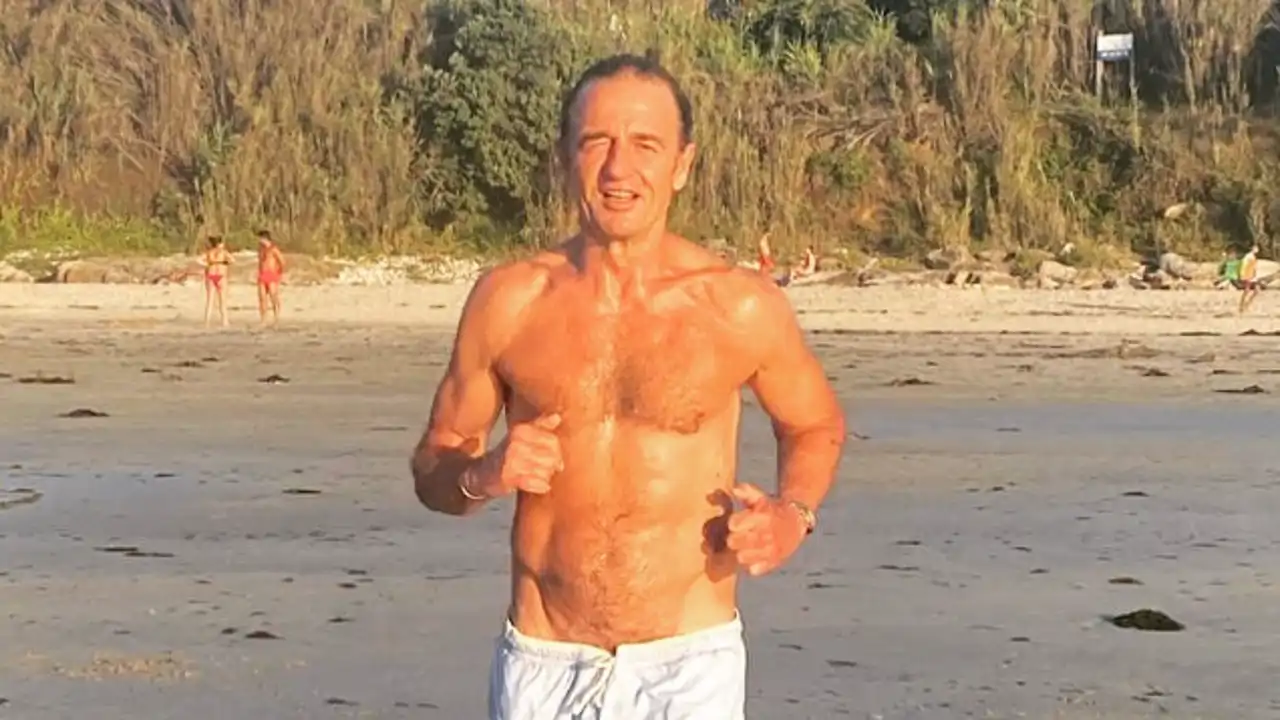 Descubrimos la Playa de Prado, el refugio de Alessandro Lequio en Galicia que disfruta en familia