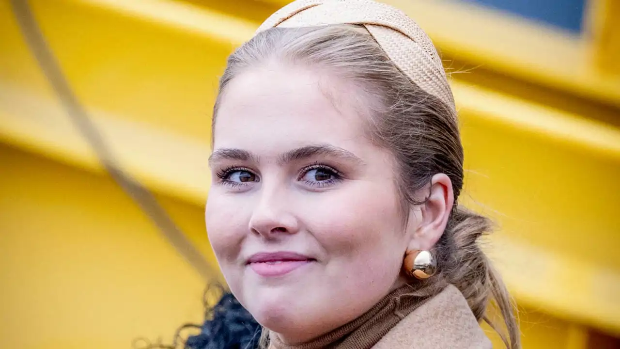 Amalia de Holanda con gesto sonriente