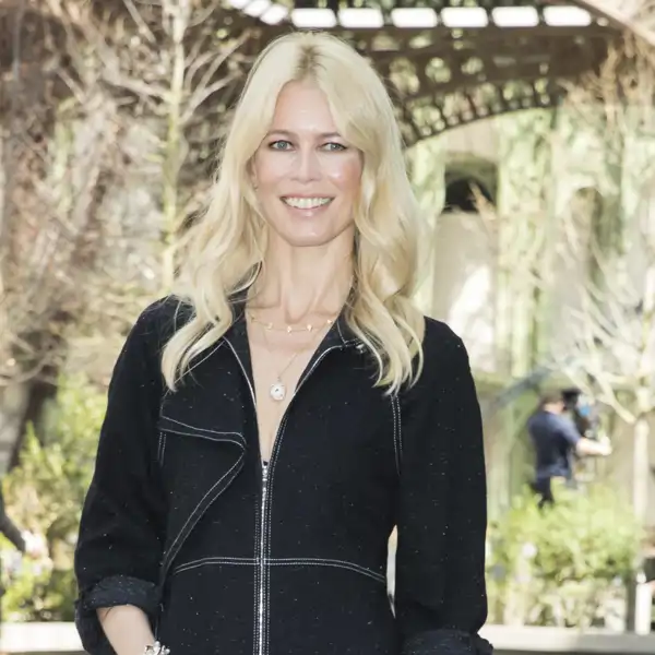 Claudia Schiffer (54 años): “Soy una mujer que suele llevar el pelo suelto, así que dejo de secarlo con secador cuando aún está un poco húmedo"
