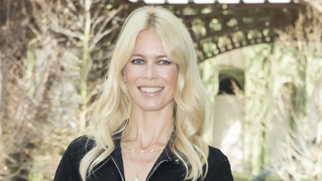 Claudia Schiffer (54 años): “Soy una mujer que suele llevar el pelo suelto, así que dejo de secarlo con secador cuando aún está un poco húmedo y lo dejo secar al aire el resto del tiempo”