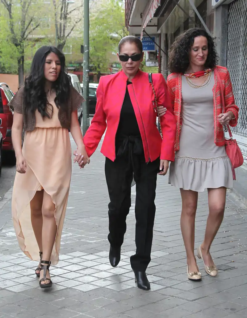 Isabel Pantoja y Dulce acompañaron a Isa en el día de su Confirmación en 2012, ahora está imagen sería impensable. 
