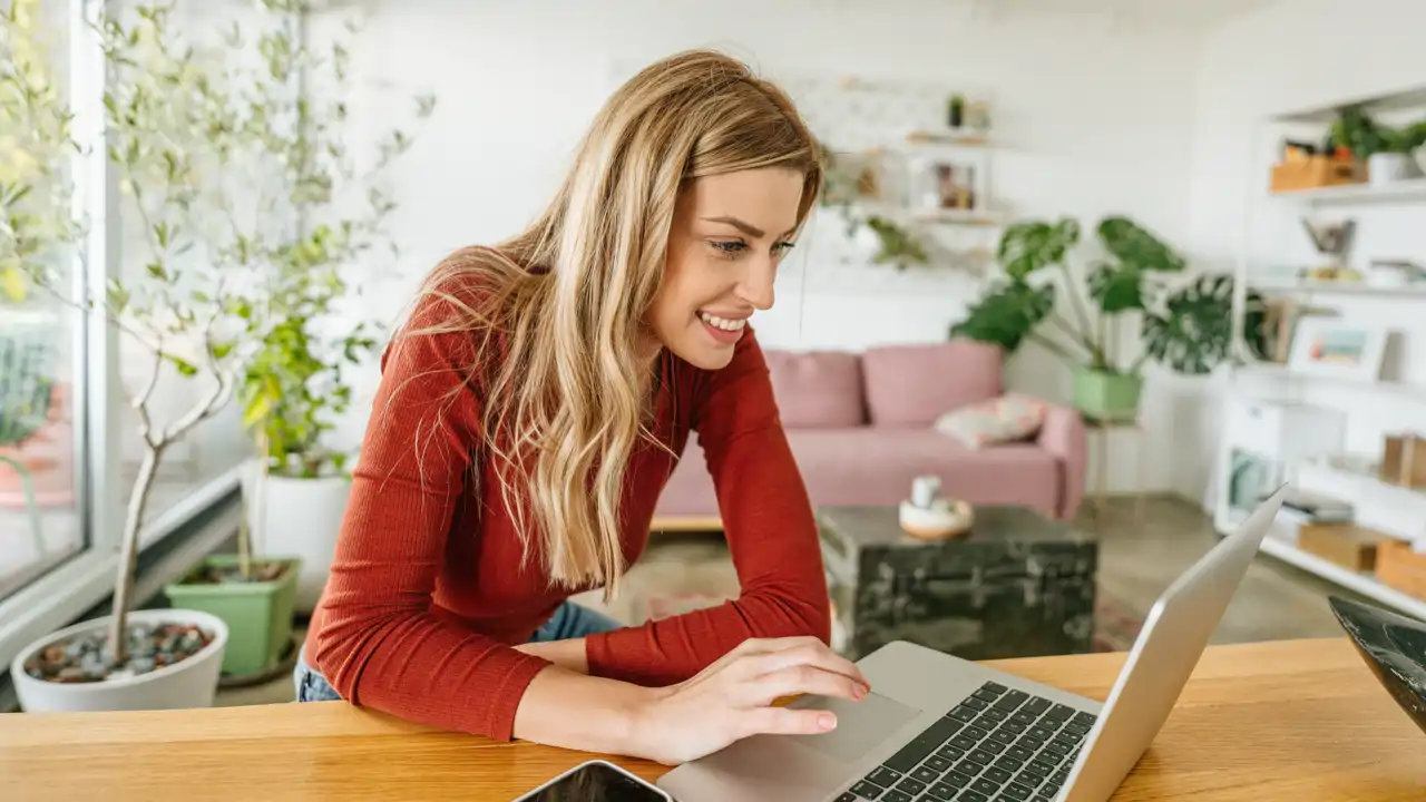 Mujer comercio electrónico iStock