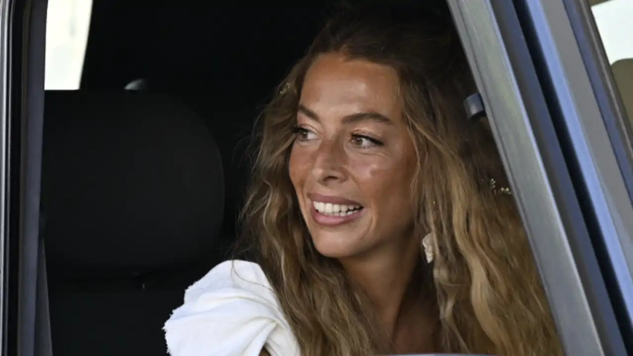 Belén Écija, fiel a su estilo, sorprende con su original vestido de novia: sin velo, larga cola y ramo sencillo