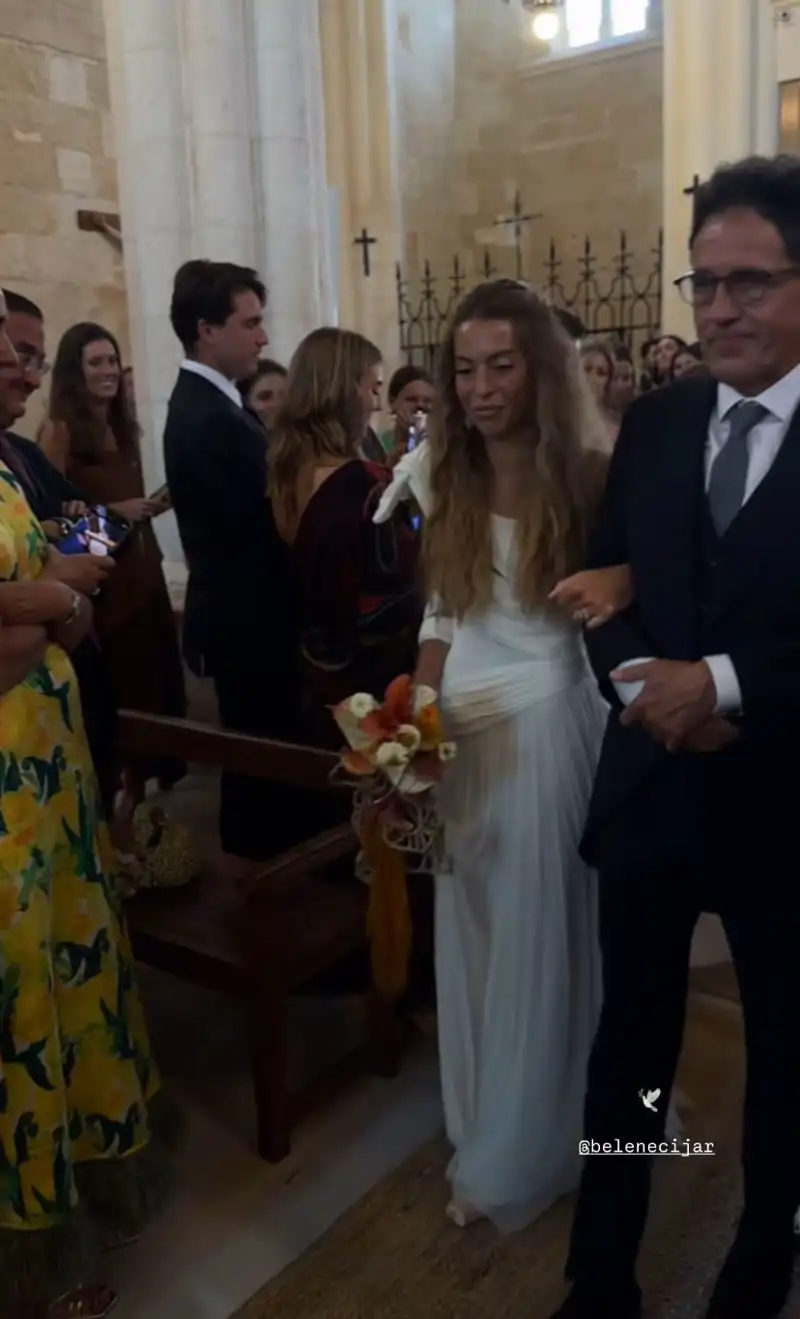 Belén Écija, fiel a su estilo, sorprende con su original vestido de novia: sin velo, larga cola y ramo sencillo