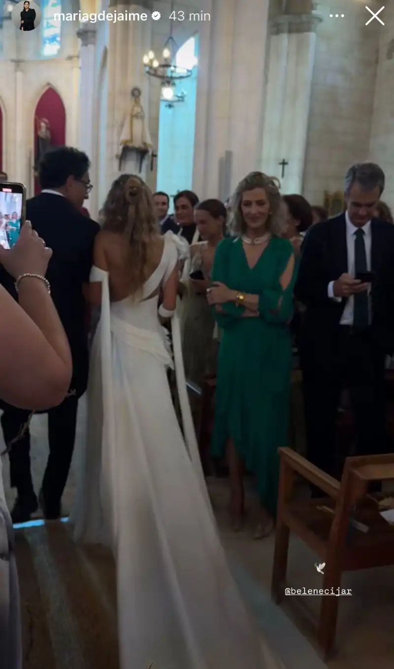 Belén Écija, fiel a su estilo, sorprende con su original vestido de novia: sin velo, larga cola y ramo sencillo