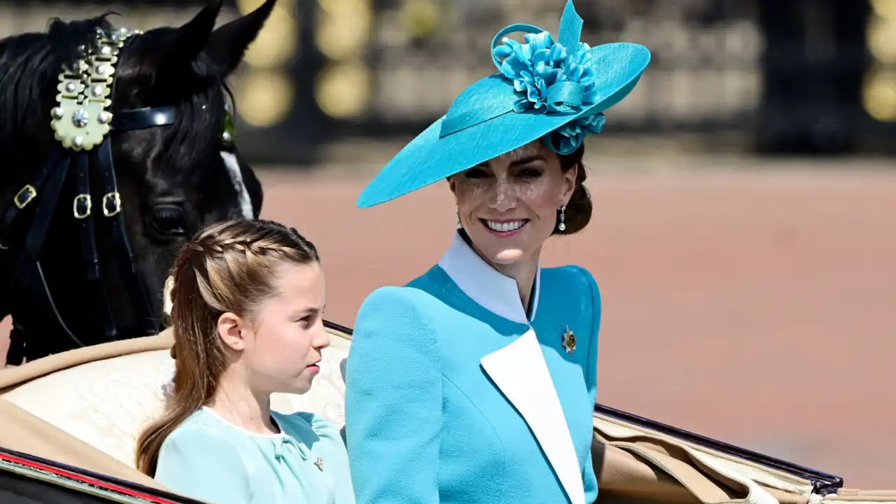 Kate Middleton, arrebatadora, recupera la tendencia 'dress coat' en el Trooping The Colour 2025: del color de la temporada y con tocado a juego