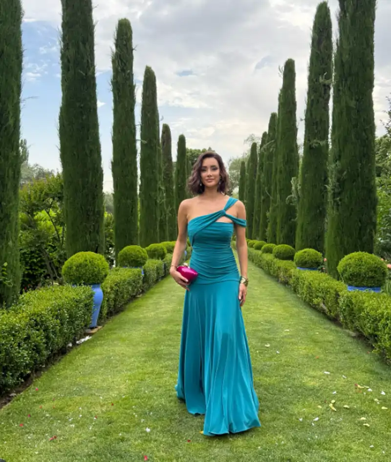Adara Molinero con un diseño asimétrico en la boda de una amiga