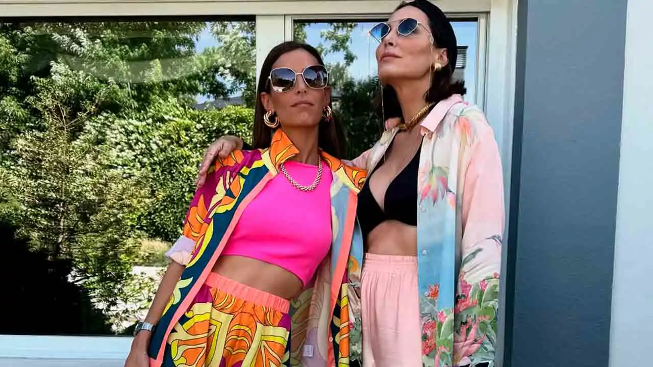 Acaban de llegar a Zara y ya están triunfando los pantalones pijameros estampados más alegres del verano: cómodos y perfectos para llevar con sandalias planas