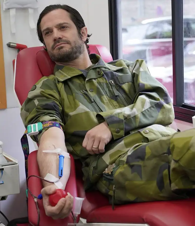 Carlos Felipe de Suecia en el hospital donando sangre