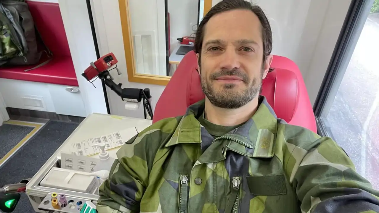 Carlos Felipe de Suecia en el hospital