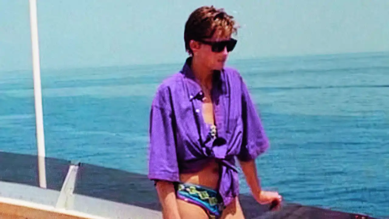 Diana de Gales en el yate de Valentino con su camisa anudada 