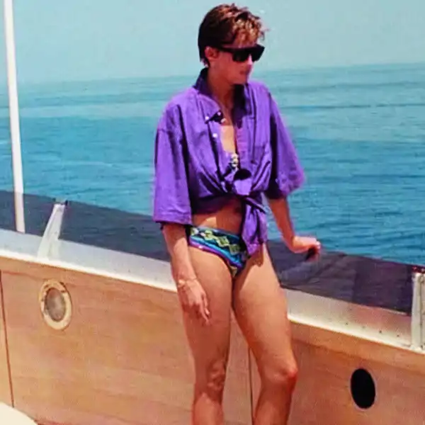 Diana de Gales en el yate de Valentino con su camisa anudada 