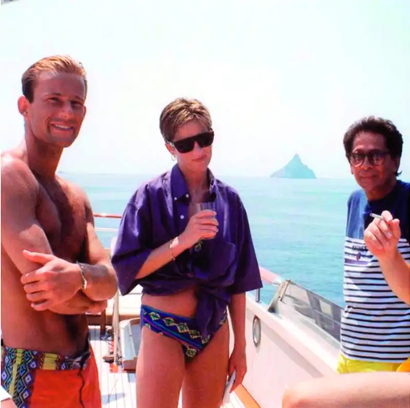 Diana de Gales y su camisa anudada en un yate con Valentino y Kyril de Bulgaria
