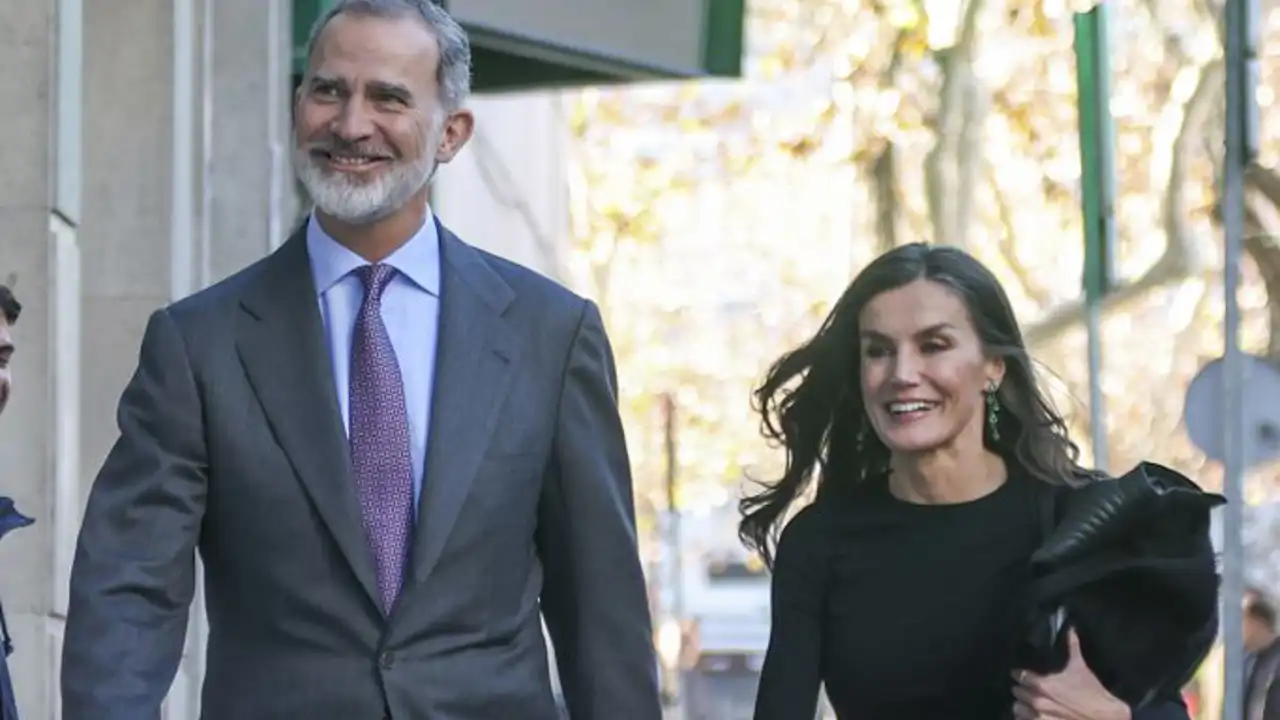 Felipe y Letizia hacen piña con la familia Borbón en el 60 cumpleaños de la Infanta Elena
