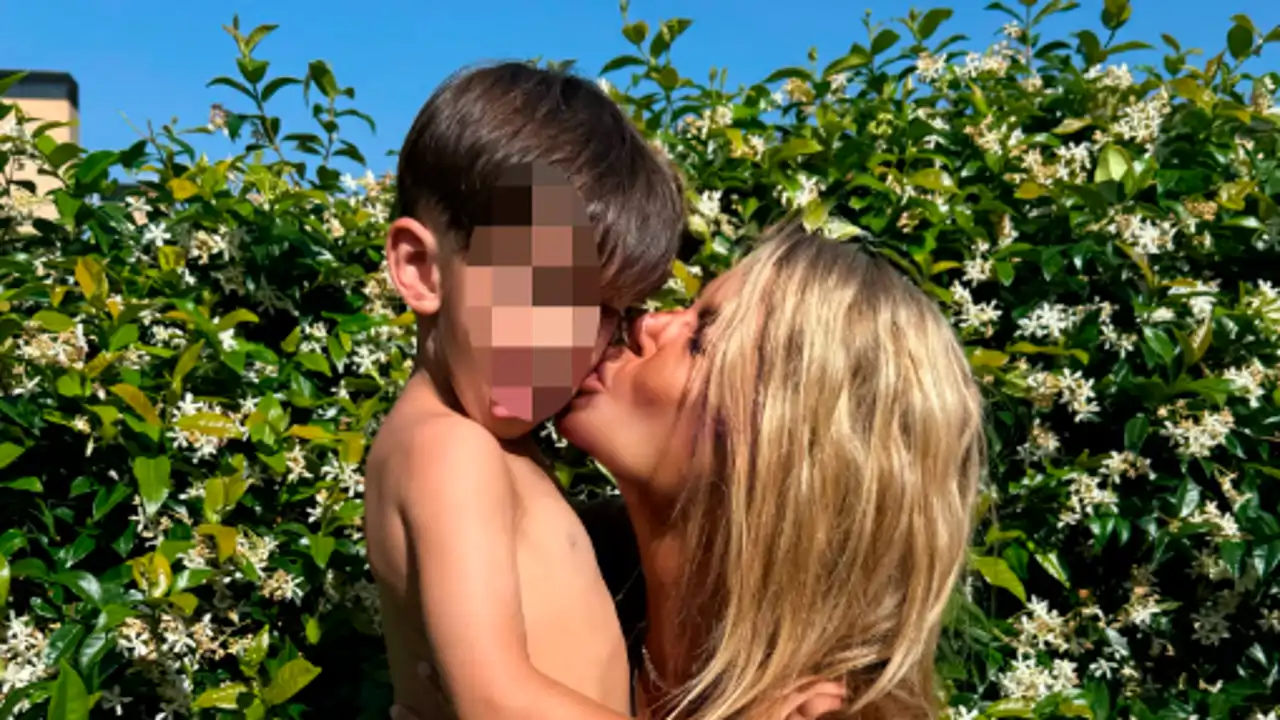 Makoke besa a su nieto