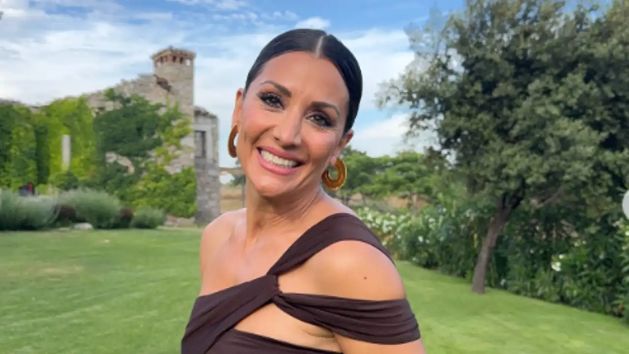 Nagore Robles con un diseño asimétrico de invitada de boda