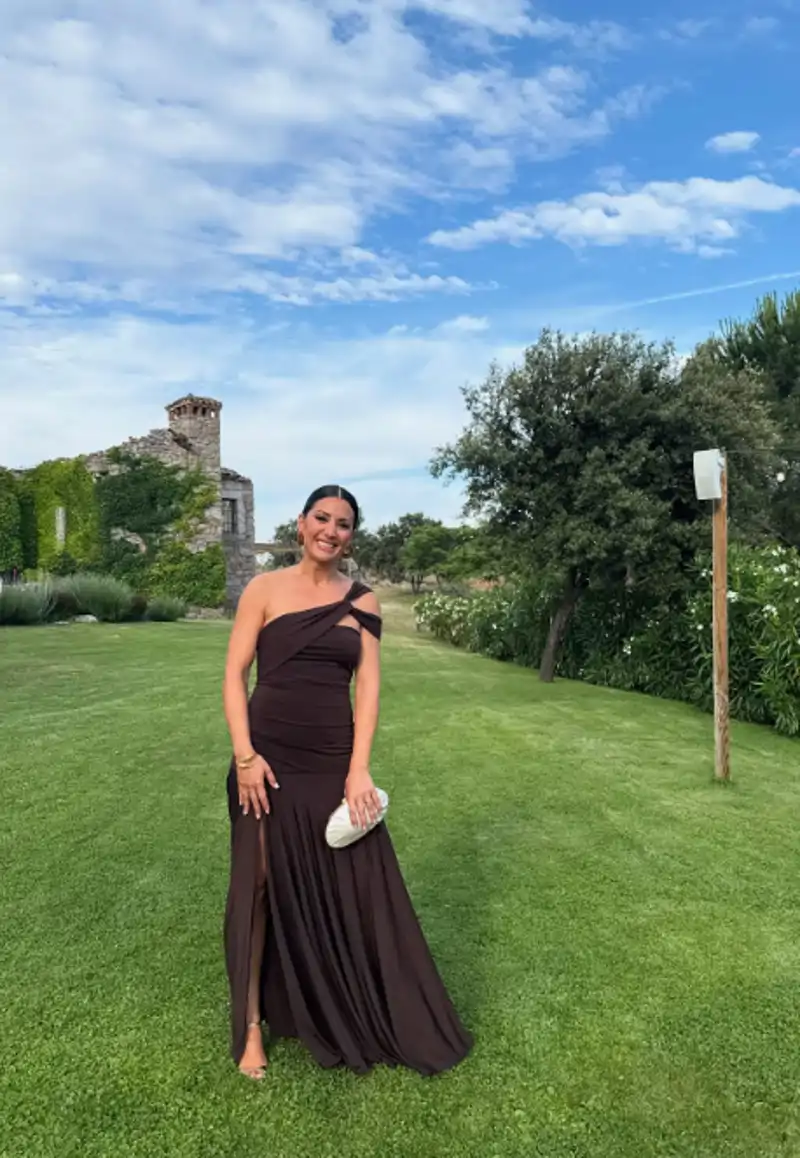 Nagore Robles con un diseño asimétrico en la boda de Susana Molina