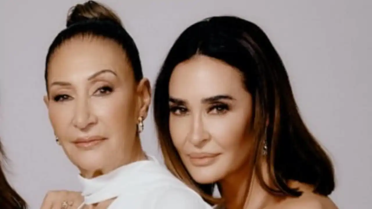 Vicky Martín Berrocal junto a su madre